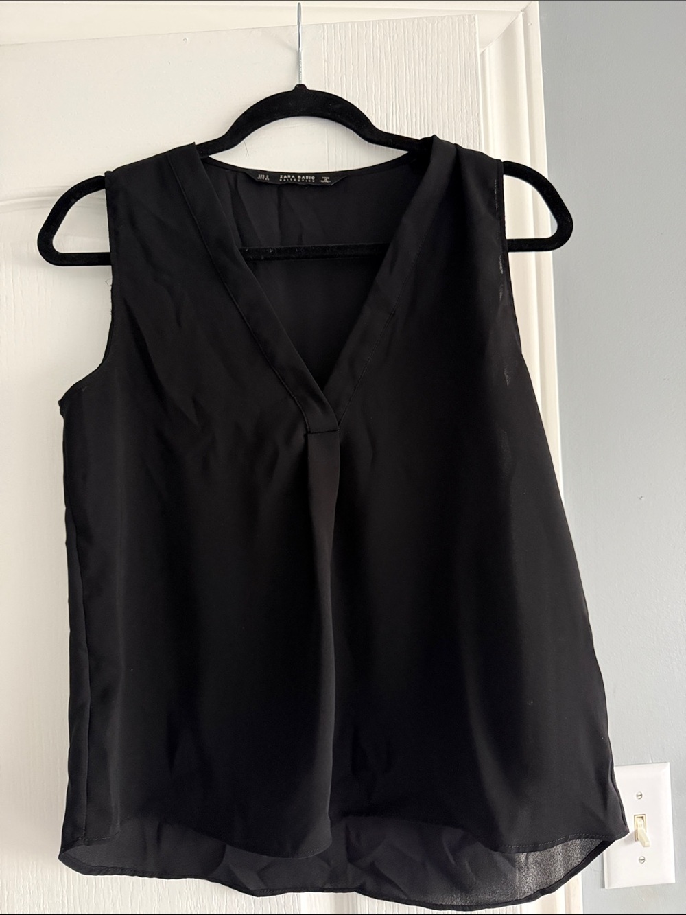 Zara Black V-Neck Sleeveless Camisole